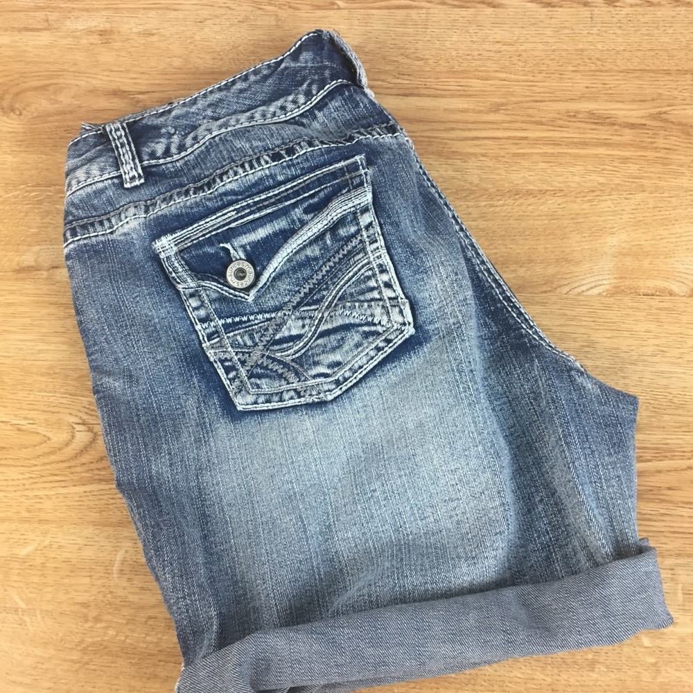 Lady’s shorts 17 1/2 inch on front of waist.